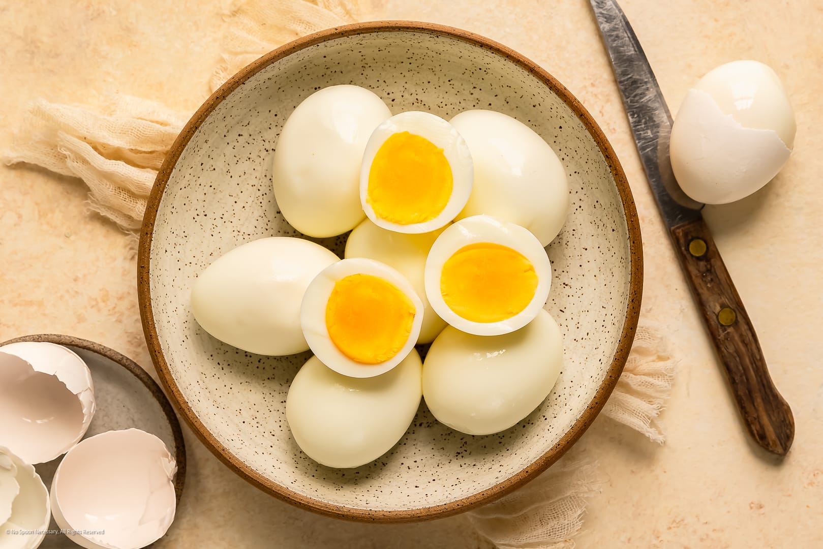 How To Peel Hard Boiled Eggs - Easy Step-by-Step Egg-Peeling Tips